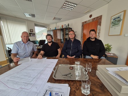 Uvedba v delo_župan občine Žiri, strokovni nadzornik in predstavnika izvajalca del