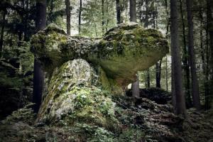 Kamnita miza v Ravnah